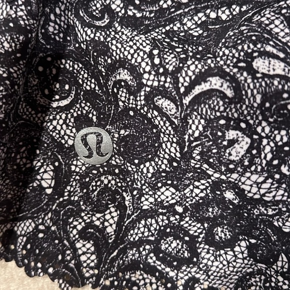 Patterned Lululemon running shorts - Picture 3 of 4